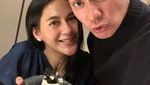 Momen Baim Wong Ikut Layani Pengunjung di Warung Sate Maranggi