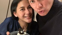 Di media sosial, Baim Wong dan Paula Verhoeven sering membagikan momen romantis berdua. Seperti momen saat merayakan ulang tahun Paula dengan kue cokelat ini. Foto: Instagram @baimwong