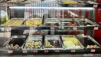 Kalau ke sini, pengunjung bisa memesan bakso yang sudah tersedia di etalase. Kamu tinggal memilih aneka olahan bakso dan gorengan yang diinginkan. Foto: Detikcom / Atiqa Rana