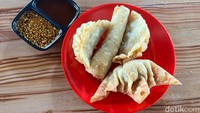 Kalau ke sini jangan lupa pesan gorengannya, mulai dari gyoza, pangsit goreng, dan goreng panjang ikan. Gorengan seharga Rp 5.000an ini punya tekstur garing renyah. Foto: Detikcom / Atiqa Rana