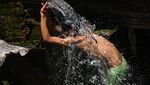 Byur! Segarnya Mandi Saat Teriknya Cuaca Panas di Delhi