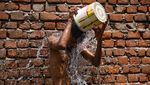 Byur! Segarnya Mandi Saat Teriknya Cuaca Panas di Delhi