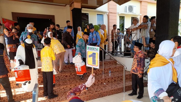 Calon jemaah haji saat persiapan berangkat ke Padang