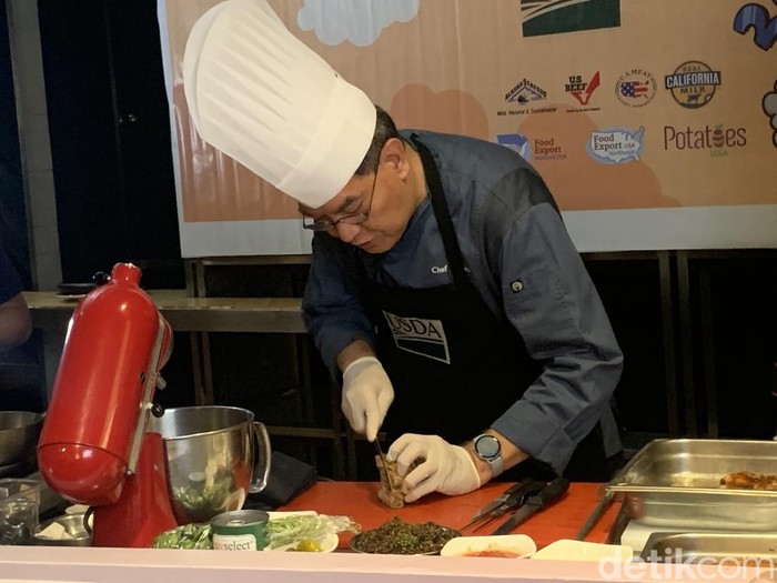Chef Vindex saat sajikan menu olahan Andaliman di Medan. (Foto: Kartika Sari/detikSumut)