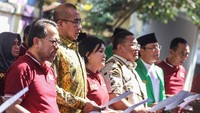 Ketua Komnas HAM Atnike Nova Sigiro (ketiga kiri) bersama Ketua KPU RI Hasyim Asyari (kedua kiri), Katua Bawaslu RI Rahmat Bagja (ketiga kanan), Plt Ketum PPP Mardiono (kedua kanan) membacakan Deklarasi Pemilu Ramah HAM di Kantor Komnas HAM, Jakarta, Minggu (11/6/2023). 