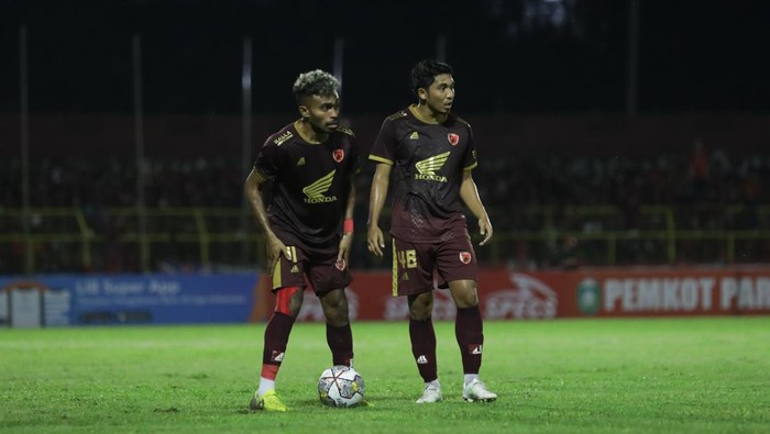 Dua pemain PSM Makassar Yance Sayuri dan M Arfan.