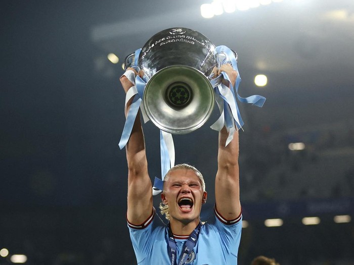 Soccer Football - Champions League Final - Manchester City v Inter Milan - Ataturk Olympic Stadium, Istanbul, Turkey - June 11, 2023 Manchester Citys Erling Braut Haaland celebrates with the trophy after winning the Champions League REUTERS/Matthew Childs     TPX IMAGES OF THE DAY