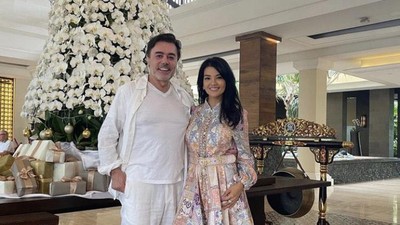 7 Foto Farah Quinn Pamer Mesra bareng Suami Baru yang Wajahnya Jadi Sorotan