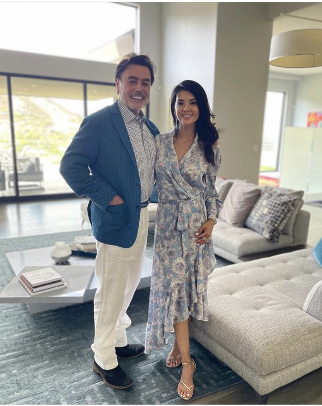 Tak hanya pamer potret bersama sang suami, Koki cantik berusia 43 tahun ini juga menambahkan caption manis di postingannya itu. Farah Quinn menyebut bahwa suaminya itu pemilik senyuman terbaik di dunia. Foto: Dok. Instagram Farah Quinn