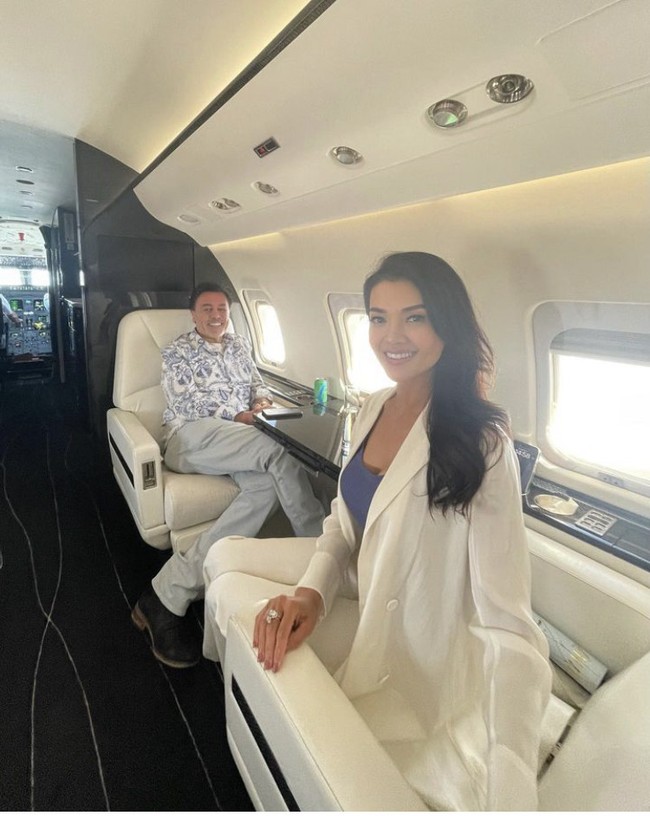 Setelah memperlihatkan wajah suami barunya, Farah Quinn kini kerap mengunggah foto pria tersebut di media sosialnya. Dalam berbagai unggahan Farah, netizen salah fokus dengan wajah sang suami yang disebut mirip Elon Musk hingga Robert Downey Jr. Foto: Dok. Instagram Farah Quinn