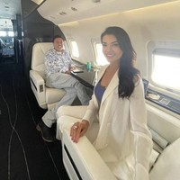 Setelah memperlihatkan wajah suami barunya, Farah Quinn kini kerap mengunggah foto pria tersebut di media sosialnya. Dalam berbagai unggahan Farah, netizen salah fokus dengan wajah sang suami yang disebut mirip Elon Musk hingga Robert Downey Jr. Foto: Dok. Instagram Farah Quinn