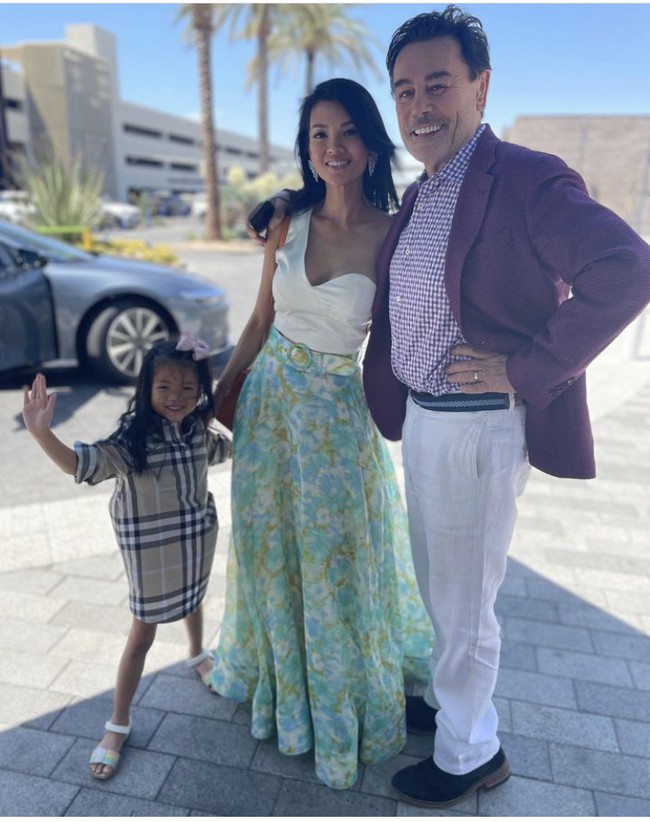 Ia juga kerap berbagi potret sang putri bungsunya yang bernama Yaya saat berpose bersama suami barunya. Farah Quinn memesona dengan busana off shoulder yang dipadupadankan rok floral. Foto: Dok. Instagram Farah Quinn