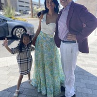 Ia juga kerap berbagi potret sang putri bungsunya yang bernama Yaya saat berpose bersama suami barunya. Farah Quinn memesona dengan busana off shoulder yang dipadupadankan rok floral. Foto: Dok. Instagram Farah Quinn