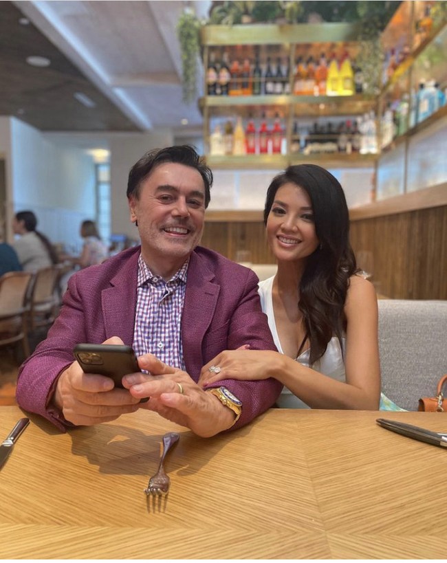 Ini potret mesra Farah Quinn bersama sang suami saat makan bersama. Sang suami mengenakan setelan kemeja dan jas berwarna mauve. Foto: Dok. Instagram Farah Quinn