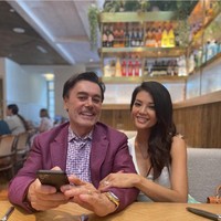 Ini potret mesra Farah Quinn bersama sang suami saat makan bersama. Sang suami mengenakan setelan kemeja dan jas berwarna mauve. Foto: Dok. Instagram Farah Quinn
