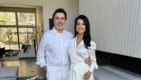Karena belum diketahui siapa nama sang suami, banyak netizen yang menyebut pasangan Farah Quinn dengan panggilan “om ganteng” atau “om senyum” (Foto: Dok. Instagram Farah Quinn)