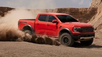 Dari balik bonetnya, Ford Ranger Raptor disokong mesin diesel bi-turbo 2.0L. Di atas kertas mesin itu bisa memuntahkan daya 210 PS dan torsi 500 Nm. Muntahan tenaga itu disalurkan melalui transmisi otomatis 10-speed E-Shifter. Foto: Ford