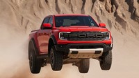 Raptor jadi varian tertinggi truk double cabin tersebut. Di Indonesia, Ford Ranger akan berhadapan dengan Toyota Hilux, Mitsubishi Triton, dan Isuzu D-Max. Foto: Ford
