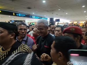 Ganjar Tiba di Bandara Kualanamu Medan, Teriakan Presiden Menggema