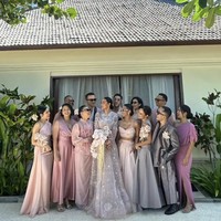 Dian Sastrowardoyo dan para sahabatnya begitu bahagia bisa terlibat di bagian terpenting dalam kehidupan Adinia. “I’m so happy for you my dear @adiniawrst wishing you and @michaelswahr a beautiful and happy journey together,” tulis Dian di Instagram. (Foto: Instagram/@therealdisastr)