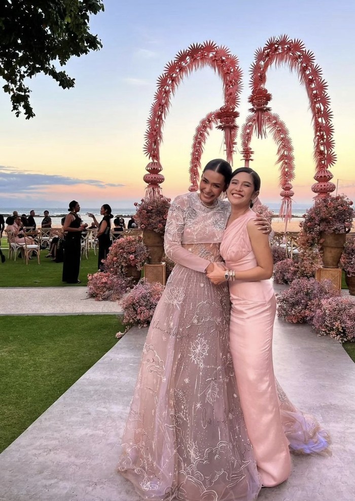 Gaya Dian Sastrowardoyo Jadi Bridesmaid Adinia Wirasti