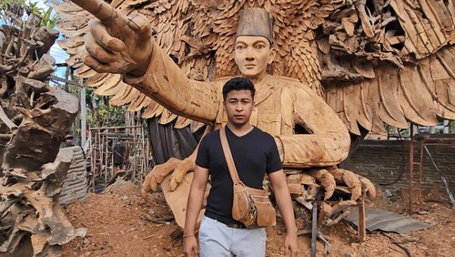 I Gede Hendra Sujana berdiri di depan patung Bung Karno rancanganya di showroom Sari Timbul, Gianyar, Bali. (Foto : Putu Krista/detikBali)