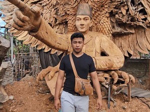 Seniman Bali Garap Patung Bung Karno-Garuda dari Kayu Jati Setinggi 17 Meter