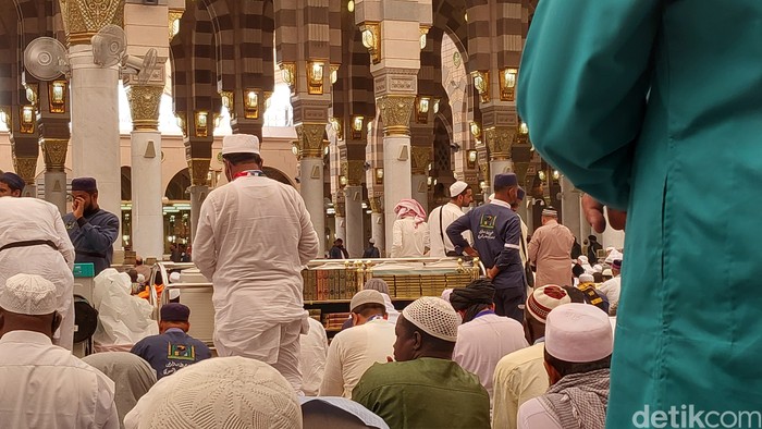 Ilustrasi jemaah di Masjid Nabawi