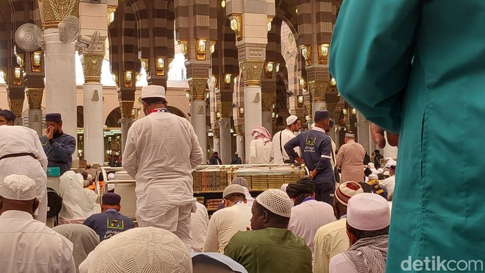 Ilustrasi jemaah di Masjid Nabawi