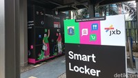 CFD-an di Jalan Sudirman ketika hari minggu, tidak perlu khawatir membawa barang yang banyak, karena saat ini sudah tersedia fasilitas smart locker di sini. (Weka Kanaka/detikcom)