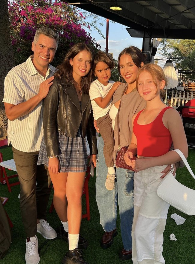 Dari pernikahannya dengan Cash, Jessica dikaruniai dua putri dan seorang putra. Anak keduanya, Haven Garner berusia 11 tahun, dan si bungsu Hayes, akan merayakan ulang tahun ke-6 pada Desember mendantang. Foto: Instagram/@jessicaalba