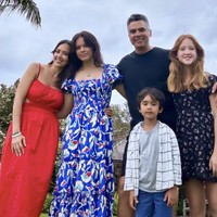 Jessica sempat mengunggah foto mereka berdua saat itu di Instagram. Tampak tinggi badan Honor sudah hampir melewati ibunya.Astaga, kalian seperti anak kembar! puji seorang netizen di Instagram Jessica.  Foto: Instagram/@jessicaalba