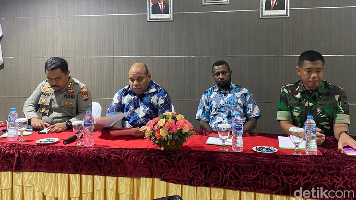 Jumpa pers bersama Kapolres Tambrauw AKBP Bendot Dwi Prasetyo, Pj. Bupati Tambrauw Engelberthus Kocu, Ketua DPRD Tambrauw Yeremias Sedik dan Dandim 1810 Tambrauw Letkol Inf Sugiharto.