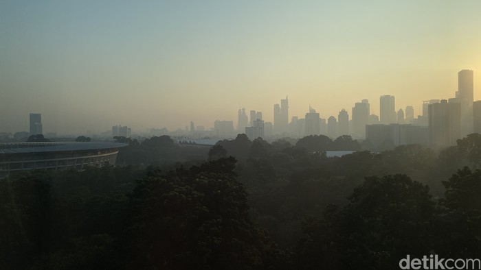 Kabut dan polusi udara di langit Jakarta pada Minggu (11/6/23) pagi.