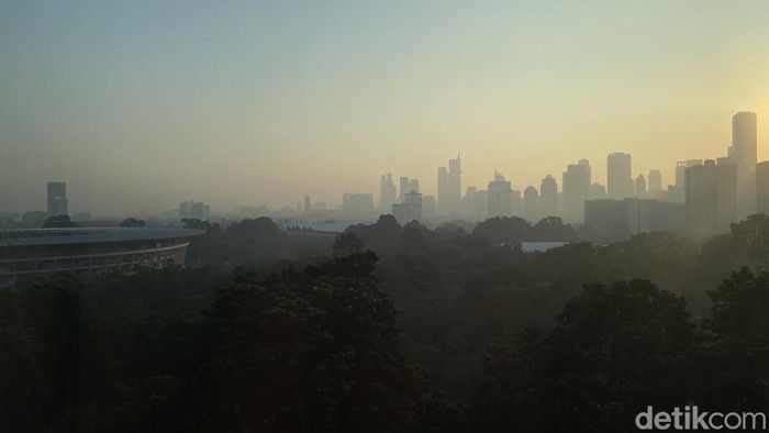 Kabut dan polusi udara di langit Jakarta pada Minggu (11/6/23) pagi.