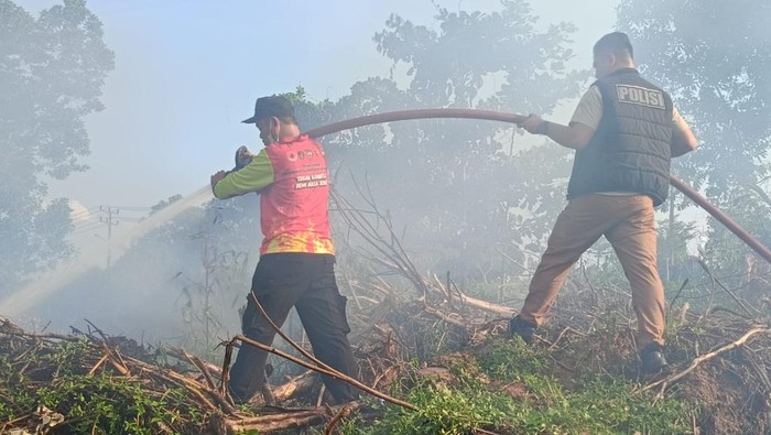 Kapolsek Sukarami Kompol Ikang (rompi hitam) bersama petugas gabungan melakukan pemadaman