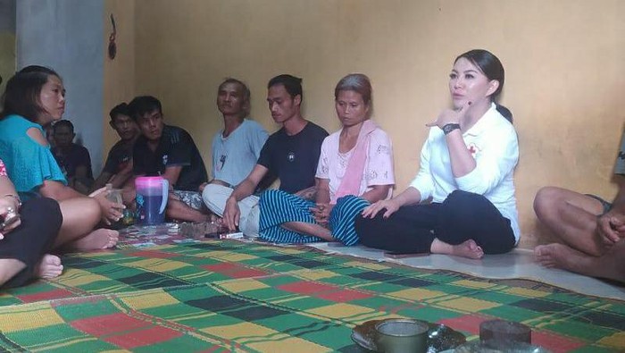 Karolin Serahkan Jenazah Dapit Kepada Pihak Keluarga Korban penusukan oknum TNI AD Dapit (23) telah sampai di rumah duka. Jenazah Dapit diserahkan kepada pihak keluarga oleh Karolin.