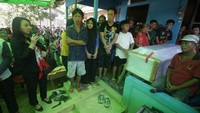 Kepulangan jenazah Dapit difasilitasi langsung oleh Bupati Landak periode 2017-2022 Karolin Margret Natasa bersama Anggota Dewan Perwakilan Rakyat Republik Indonesia (DPR RI) Fraksi PDI Perjuangan Daerah Pemilihan Kalimantan Barat 1 Cornelis dari Jakarta hingga sampai ke kediamannya di Desa Pawis.