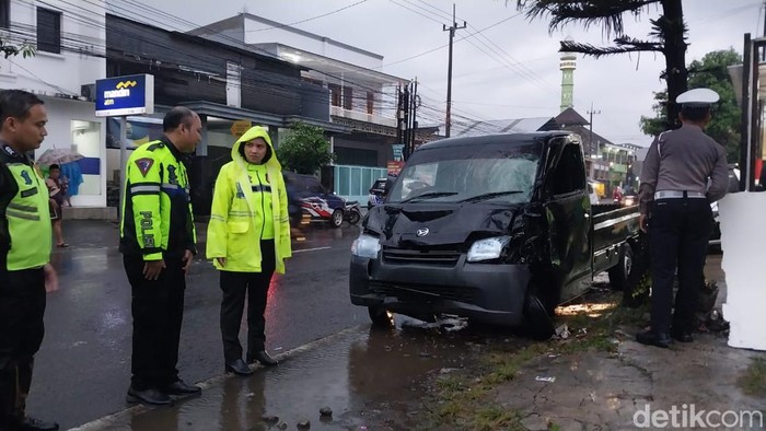 Kasatlantas Polres Malang AKP Agnis Juwita saat meninjau lokasi kecelakaan maut tewaskan 4 korban di Pakis, Malang.