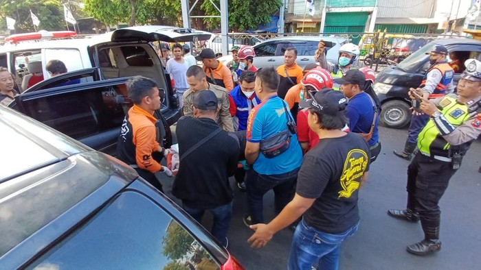 Kecelakaan Innova tabrak tiang JPO di Wonokromo, Surabaya.