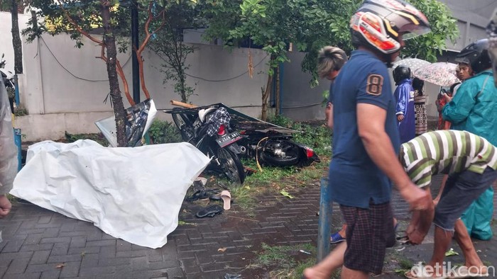 Kecelakaan maut Pakis, Malang mobil adu banteng dengan motor sebabkan 4 orang tewas.