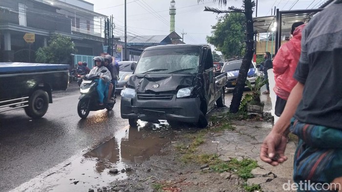 Kecelakaan maut Pakis, Malang mobil adu banteng dengan motor sebabkan 4 orang tewas.