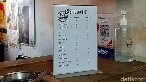 Kedai kopi Los Tjihapit di Pasar Cihapit, Kota Bandung.