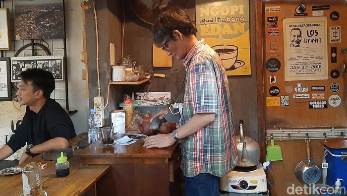 Kedai kopi Los Tjihapit di Pasar Cihapit, Kota Bandung.