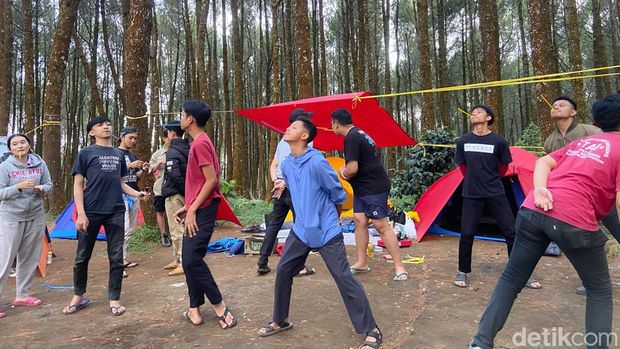 Kegiatan peserta Summercamp di Curug Layung, Bandung Barat, Minggu (11/6/2023).