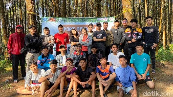 Kegiatan peserta Summercamp di Curug Layung, Bandung Barat, Minggu (11/6/2023).