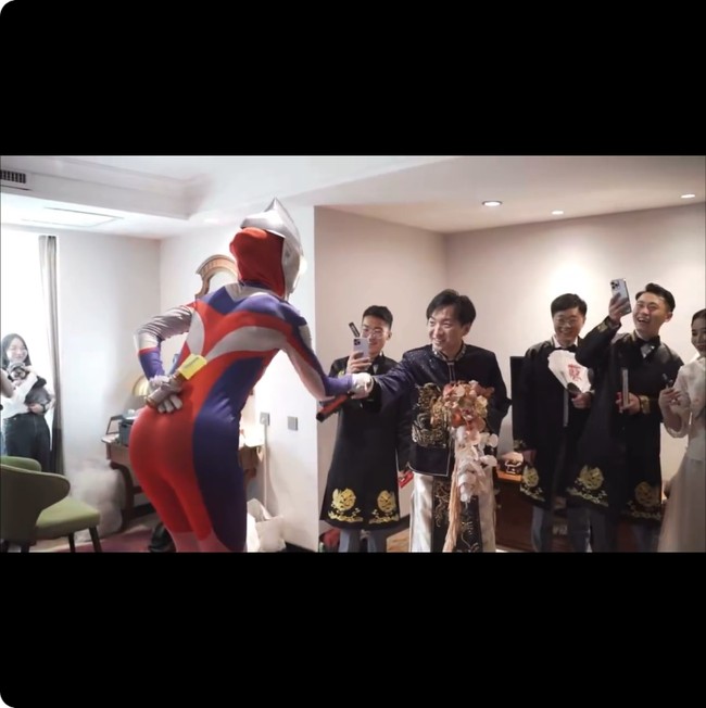 Aku tidak pernah berpikir akan menikahi Ultraman, katanya dalam keterangan video. Dia tahu aku suka Ultraman. Aku tidak menyangka dia membuka gaun pengantinnya dan menjadi Ultraman untukku. Aku sangat terharu, ujar pengantin pria.Foto: Dok. XiaoHongShu