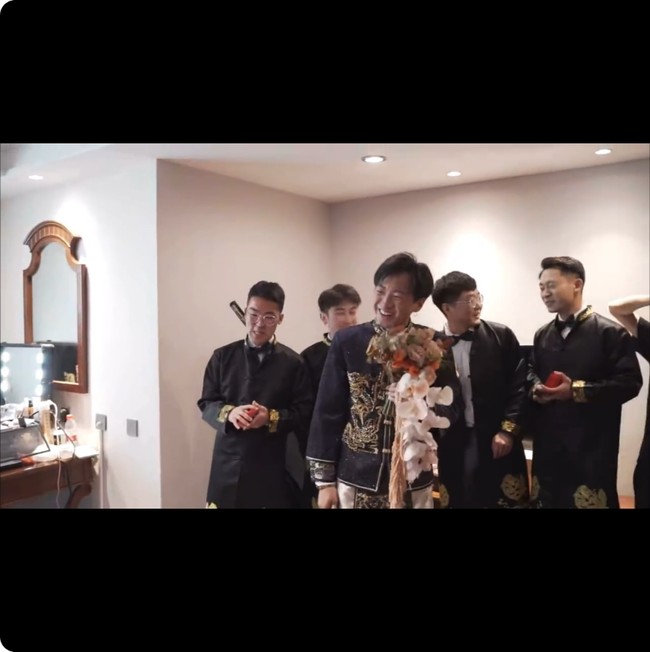 Setelah berhasil menyelesaikan permainan yang dipandu oleh para bridesmaid, pengantin asal Henan, China itu pun diperbolehkan untuk memasuki kamar mereka. Di situ lah ia mendapati kejutan yang tidak disangka-sangka.Foto: Dok. XiaoHongShu