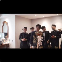 Setelah berhasil menyelesaikan permainan yang dipandu oleh para bridesmaid, pengantin asal Henan, China itu pun diperbolehkan untuk memasuki kamar mereka. Di situ lah ia mendapati kejutan yang tidak disangka-sangka.Foto: Dok. XiaoHongShu