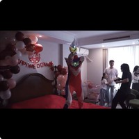 Kejutan yang diberikan si pengantin ternyata merupakan bagian dari tradisi pernikahan di mana mempelai pria harus melewati berbagai permainan yang direncanakan mempelai wanita. Hal itu dilakukan untuk mengetahui seberapa kuat tekadnya bertemu istri setelah acara pernikahan.Foto: Dok. XiaoHongShu